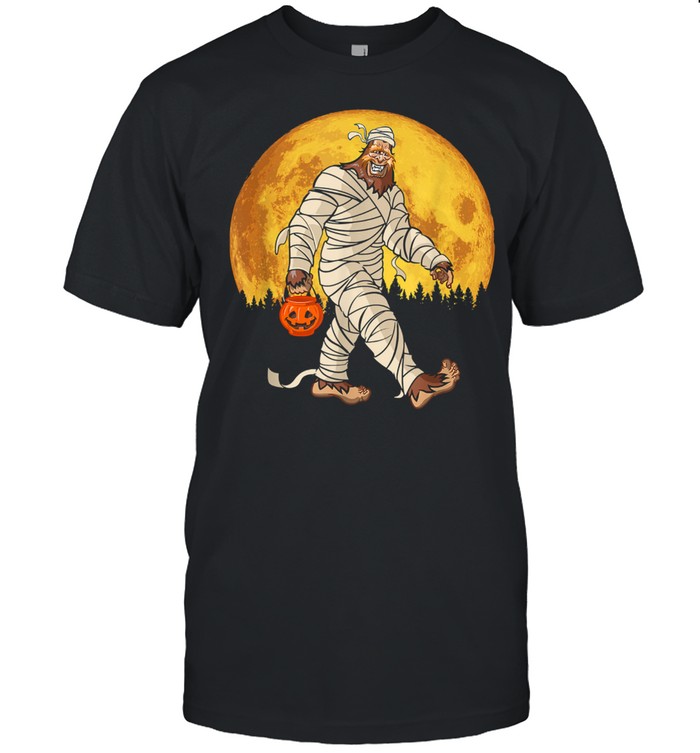 Bigfoot Mummy Costume Moon Halloween Sasquatch DOTD shirt Classic Men's T-shirt