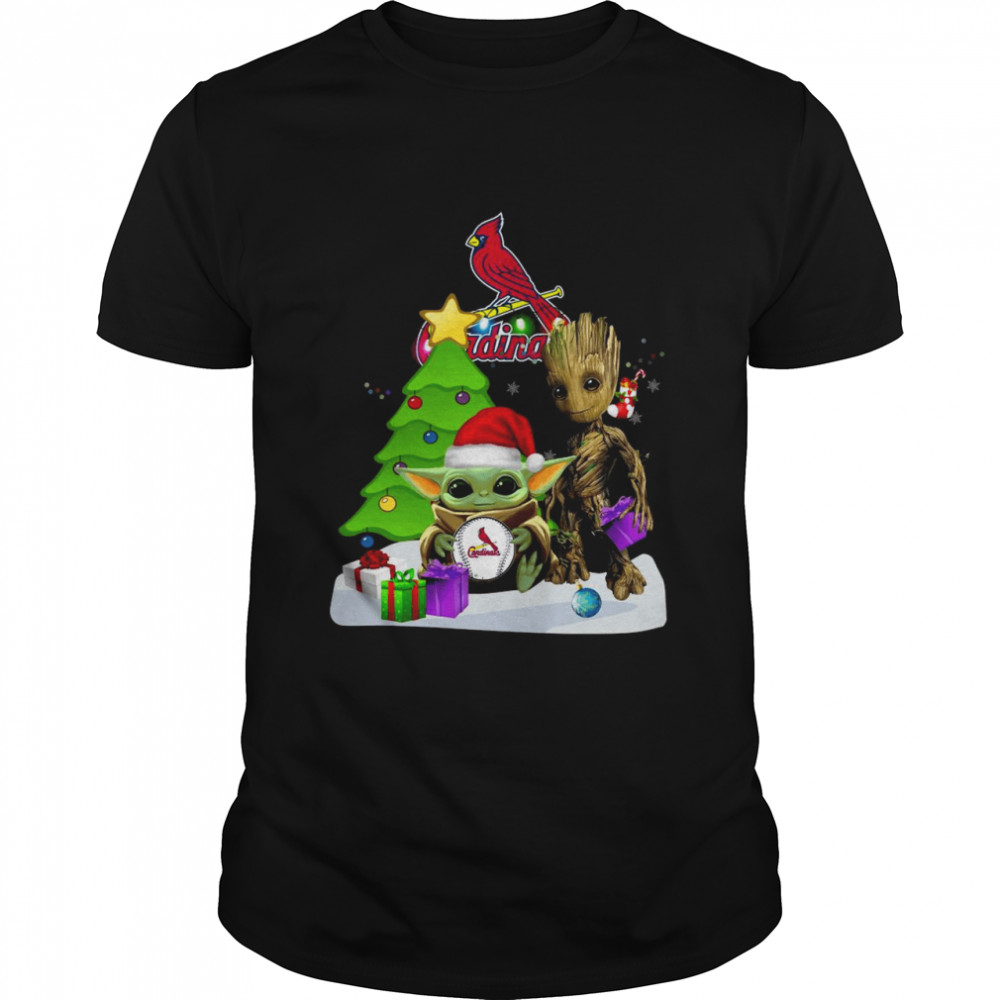santa Bigfoot and Baby Yoda hug St.Louis Cardinals Snow Christmas Tree shirt Classic Men's T-shirt