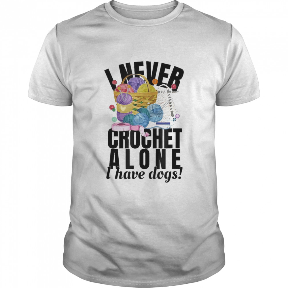 I Never Crochet Alone Crochet Lovers Crafts Dogs T-shirt Classic Men's T-shirt