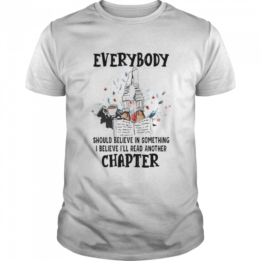Everybody should believe in something I believe I’ll read another chapter shirt Classic Men's T-shirt